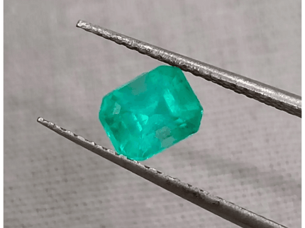 0.87ct Exceptional luster Colombian Emerald , 100% Natural Earth Mined Gemstone - SMSGEMS 