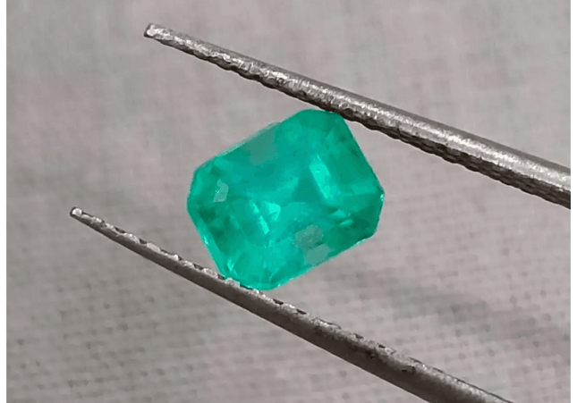 0.87ct Exceptional luster Colombian Emerald , 100% Natural Earth Mined Gemstone - SMSGEMS 