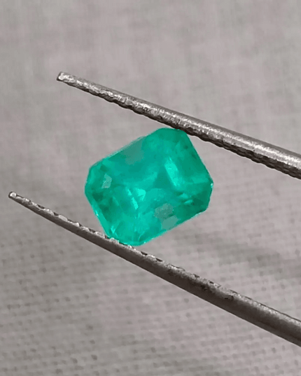 0.87ct Exceptional luster Colombian Emerald , 100% Natural Earth Mined Gemstone - SMSGEMS 