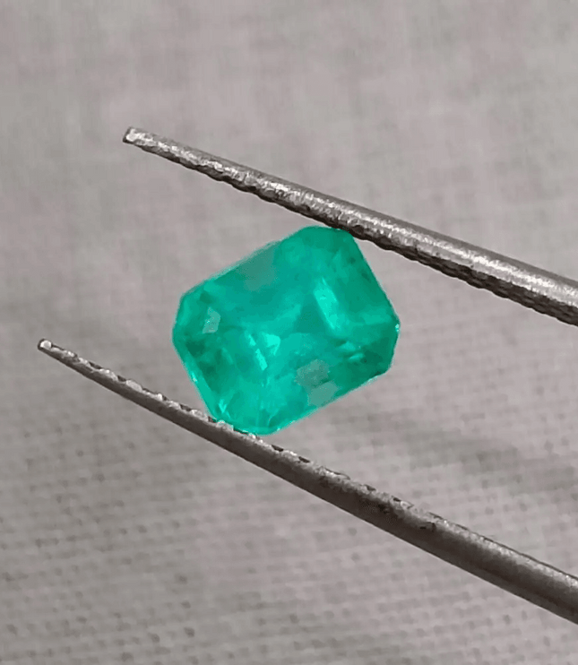 0.87ct Exceptional luster Colombian Emerald , 100% Natural Earth Mined Gemstone - SMSGEMS 