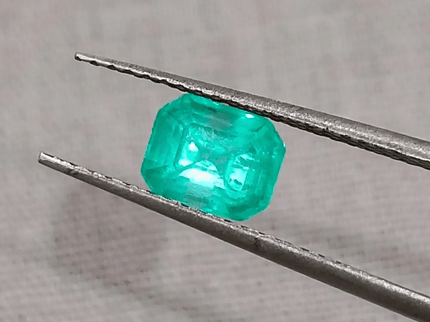 0.87ct Exceptional luster Colombian Emerald , 100% Natural Earth Mined Gemstone - SMSGEMS 