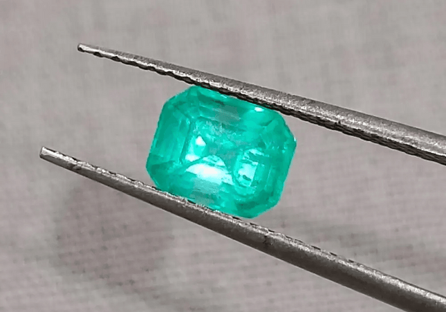 0.87ct Exceptional luster Colombian Emerald , 100% Natural Earth Mined Gemstone - SMSGEMS 