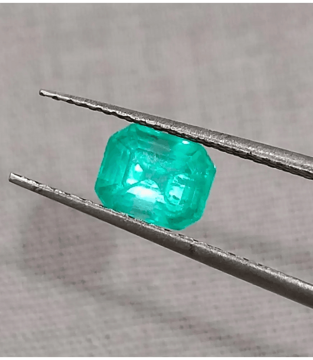 0.87ct Exceptional luster Colombian Emerald , 100% Natural Earth Mined Gemstone - SMSGEMS 