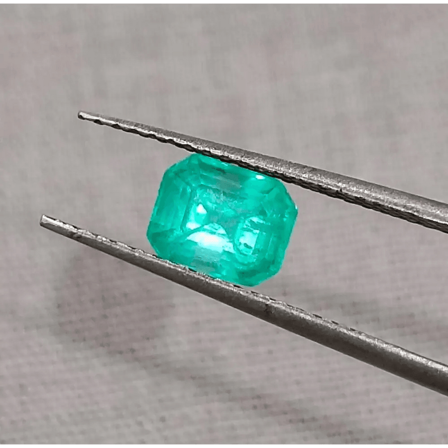 0.87ct Exceptional luster Colombian Emerald , 100% Natural Earth Mined Gemstone - SMSGEMS 
