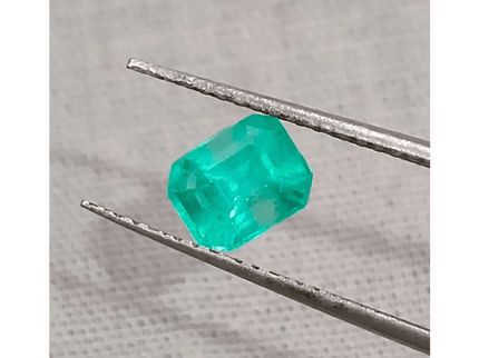 0.87ct Exceptional luster Colombian Emerald , 100% Natural Earth Mined Gemstone - SMSGEMS 