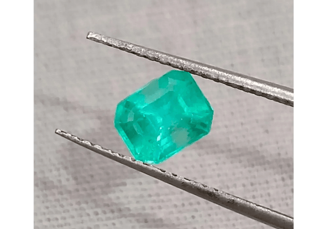 0.87ct Exceptional luster Colombian Emerald , 100% Natural Earth Mined Gemstone - SMSGEMS 