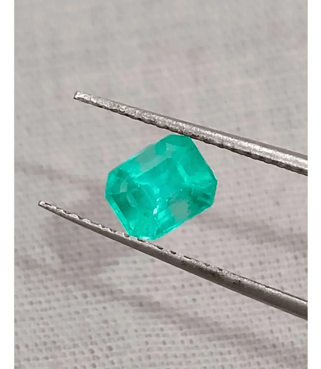 0.87ct Exceptional luster Colombian Emerald , 100% Natural Earth Mined Gemstone - SMSGEMS 