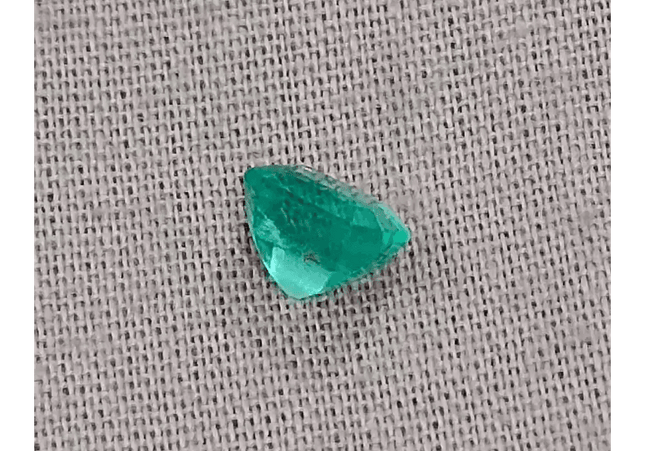 0.87ct Exceptional luster Colombian Emerald , 100% Natural Earth Mined Gemstone - SMSGEMS 