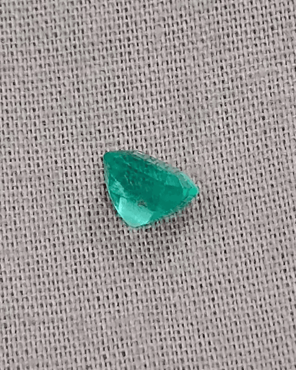 0.87ct Exceptional luster Colombian Emerald , 100% Natural Earth Mined Gemstone - SMSGEMS 