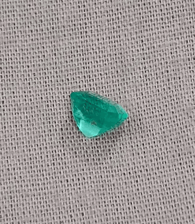 0.87ct Exceptional luster Colombian Emerald , 100% Natural Earth Mined Gemstone - SMSGEMS 