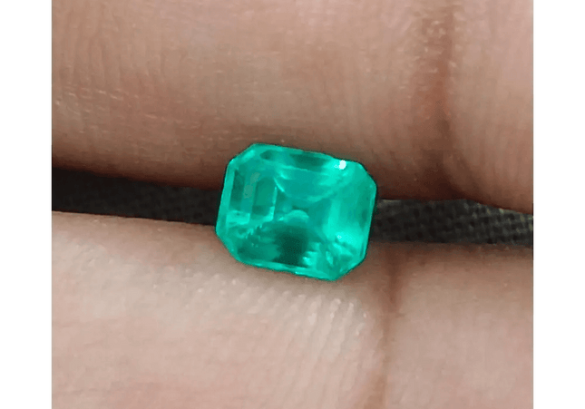 0.87ct Exceptional luster Colombian Emerald , 100% Natural Earth Mined Gemstone - SMSGEMS 