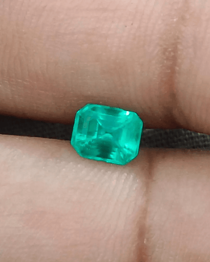 0.87ct Exceptional luster Colombian Emerald , 100% Natural Earth Mined Gemstone - SMSGEMS 