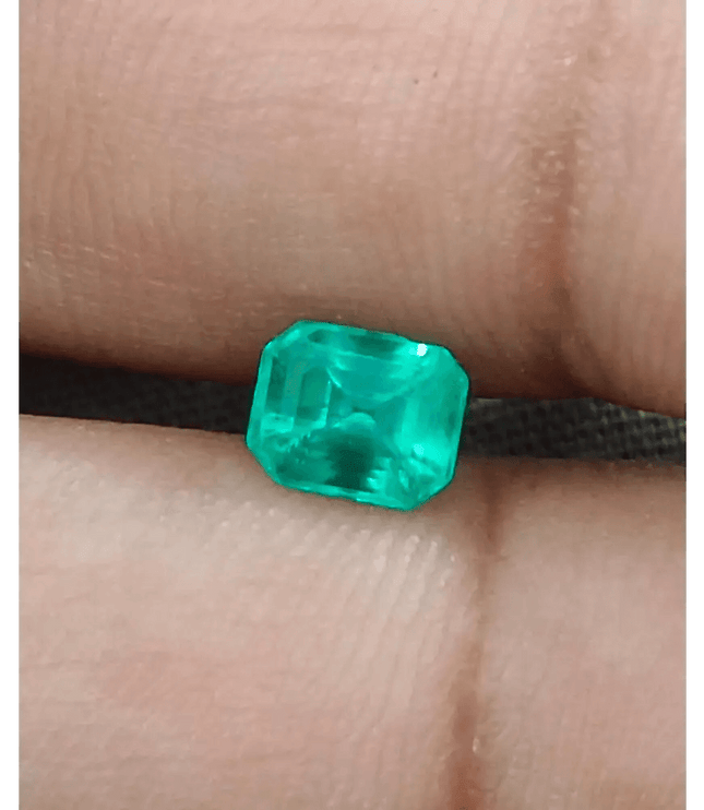 0.87ct Exceptional luster Colombian Emerald , 100% Natural Earth Mined Gemstone - SMSGEMS 