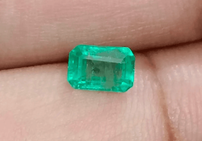 0.99ct Bright Green Emerald , 100% Natural Earth Mined Gemstone - SMSGEMS 