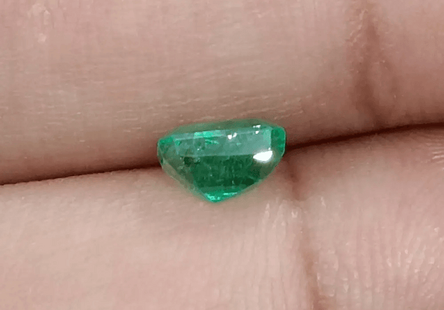 0.99ct Bright Green Emerald , 100% Natural Earth Mined Gemstone - SMSGEMS 