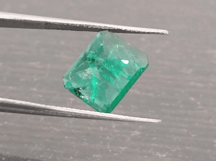 2.35ct Vivid Green Emerald, 100% Natural Gemstone - SMSGEMS 