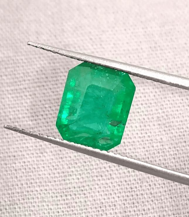 2.58ct Vivid Green Swat Emerald, 100% Natural Gemstone - SMSGEMS 