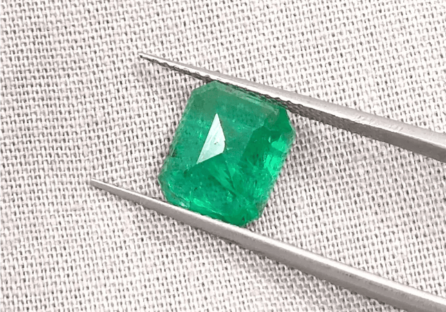 2.58ct Vivid Green Swat Emerald, 100% Natural Gemstone - SMSGEMS 