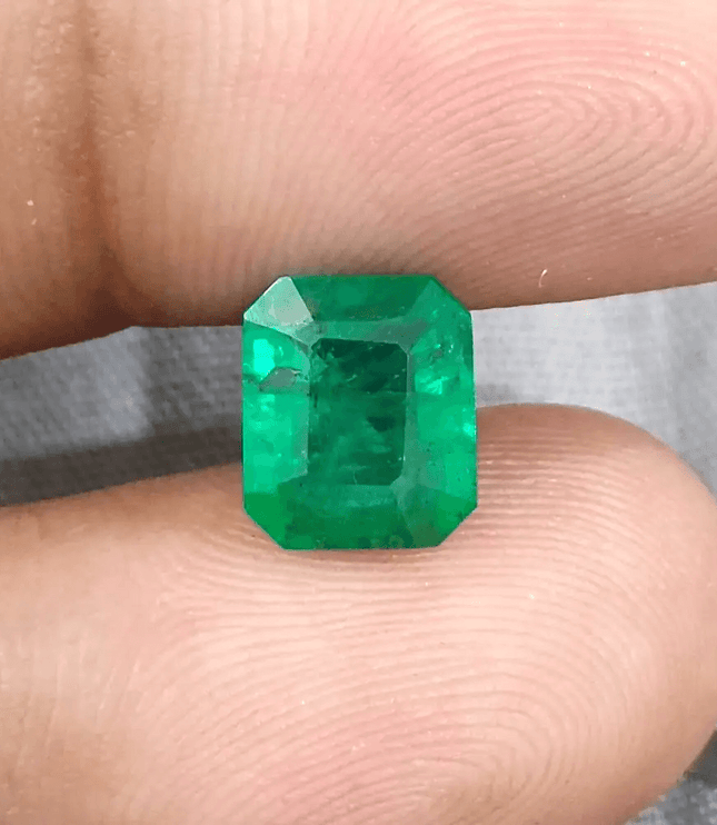 2.58ct Vivid Green Swat Emerald, 100% Natural Gemstone - SMSGEMS 