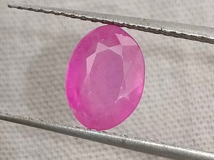 GSI certified 1.31ct natural untreated African ruby, pinkish red oval gemstone, 7.96x5.94mm, transparent, good cut quality.