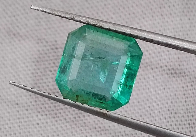 GSI Certified 2.59ct Medium Green Zambian Emerald, Natural earth mined Gemstone