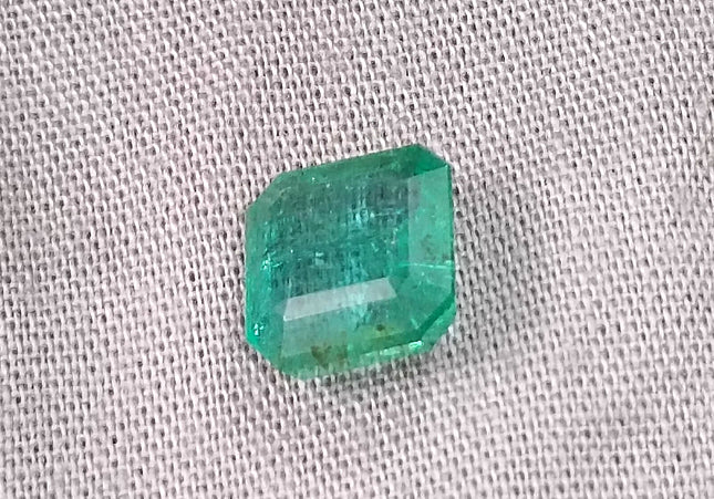 GSI Certified 2.59ct Medium Green Zambian Emerald, Natural earth mined Gemstone