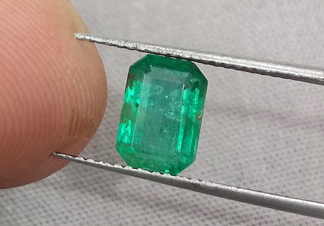 GSI Certified 2.03ct Medium Vivid Green Emerald, Natural earth mined Gemstone