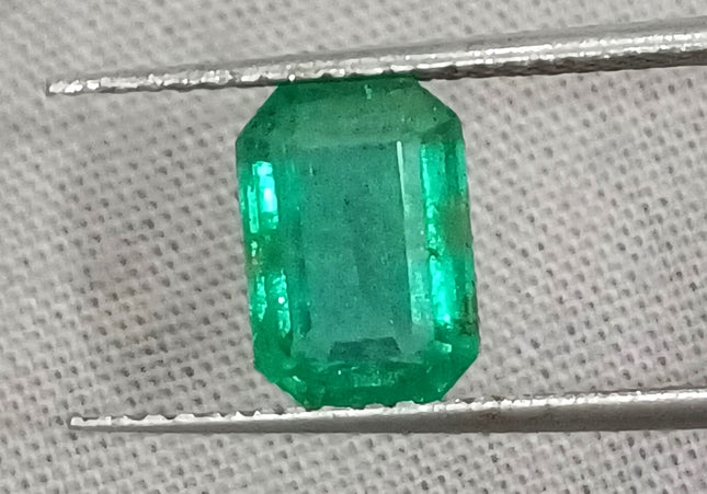 GSI Certified 2.03ct Medium Vivid Green Emerald, Natural earth mined Gemstone