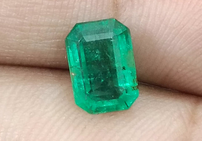 GSI Certified 2.03ct Medium Vivid Green Emerald, Natural earth mined Gemstone