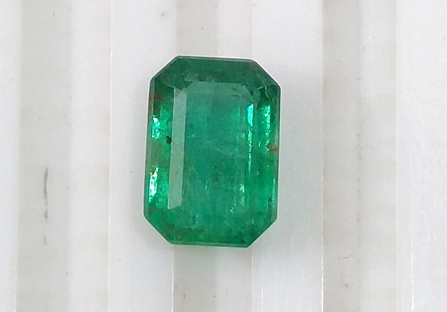 GSI Certified 2.03ct Medium Vivid Green Emerald, Natural earth mined Gemstone