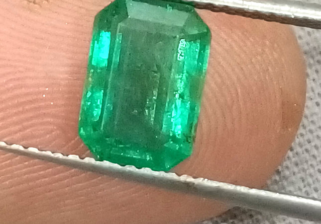 GSI Certified 2.03ct Medium Vivid Green Emerald, Natural earth mined Gemstone