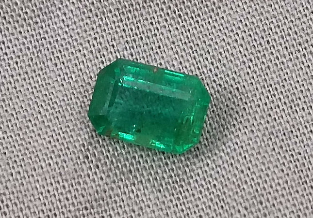 GSI Certified 2.03ct Medium Vivid Green Emerald, Natural earth mined Gemstone