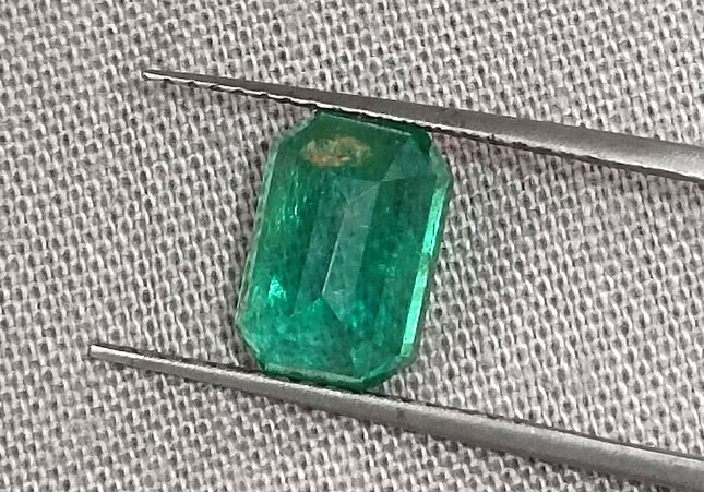 GSI Certified 2.03ct Medium Vivid Green Emerald, Natural earth mined Gemstone