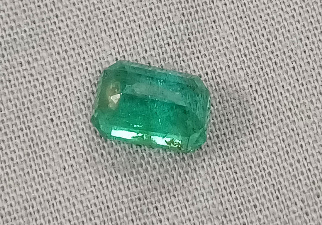 GSI Certified 2.03ct Medium Vivid Green Emerald, Natural earth mined Gemstone