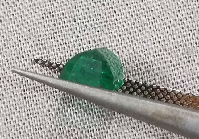 GSI Certified 2.03ct Medium Vivid Green Emerald, Natural earth mined Gemstone
