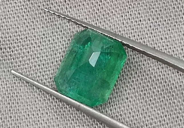 GSI Certified 2.37ct Zambian Emerald, Natural earth mined Gemstone