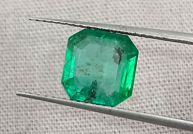 GSI Certified 2.43ct Vivid Medium Green Emerald, Natural earth mined Gemstone