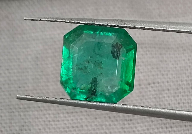 GSI Certified 2.43ct Vivid Medium Green Emerald, Natural earth mined Gemstone