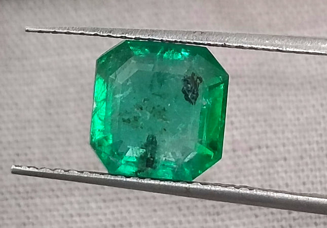 GSI Certified 2.43ct Vivid Medium Green Emerald, Natural earth mined Gemstone