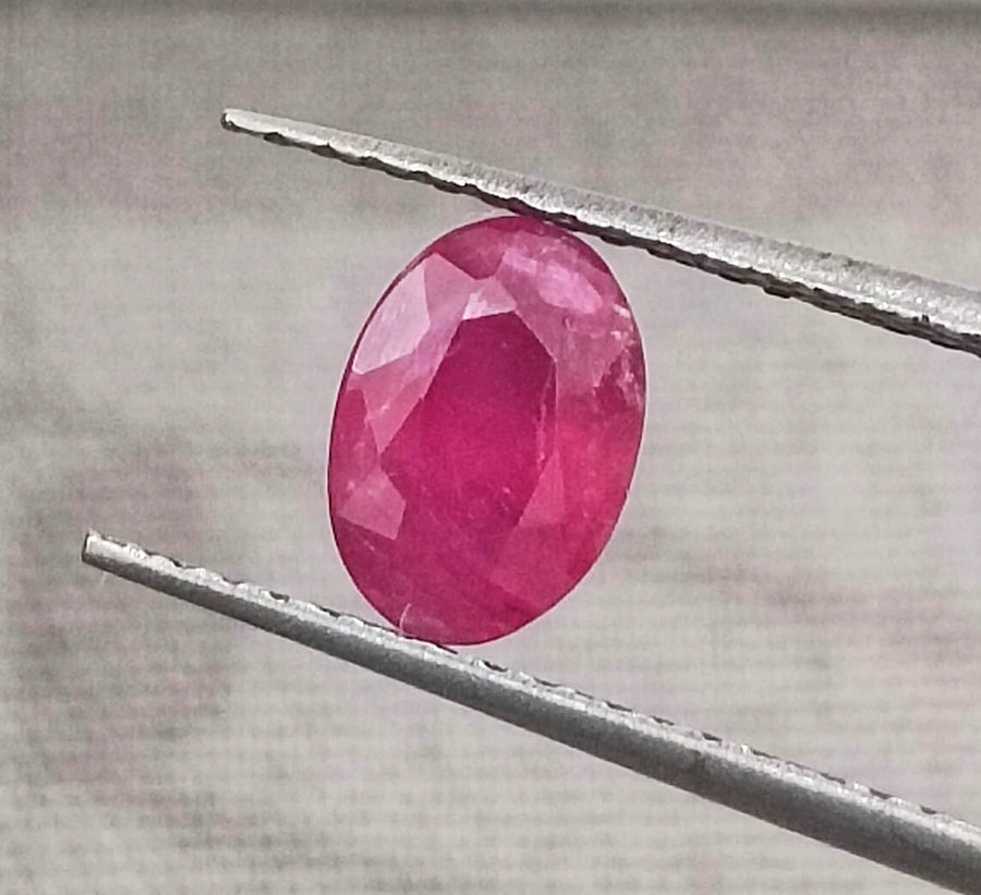 Certified 0.97ct unheated Natural Mozambique Red Ruby Oval Cut Stone