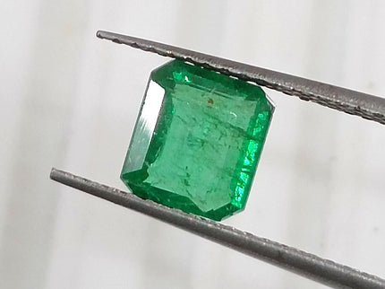 GSI Certified 0.93 AAA Green Emerald, Natural earth mined Gemstone