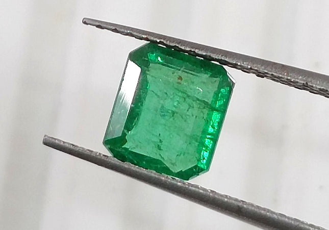 GSI Certified 0.93 AAA Green Emerald, Natural earth mined Gemstone