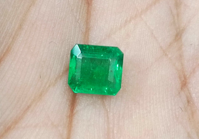 GSI Certified 0.93 AAA Green Emerald, Natural earth mined Gemstone