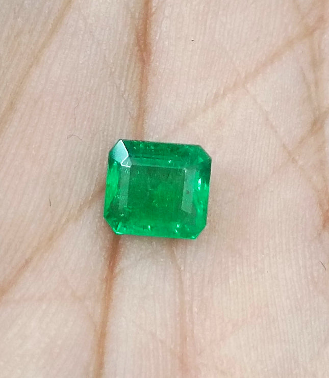 GSI Certified 0.93 AAA Green Emerald, Natural earth mined Gemstone