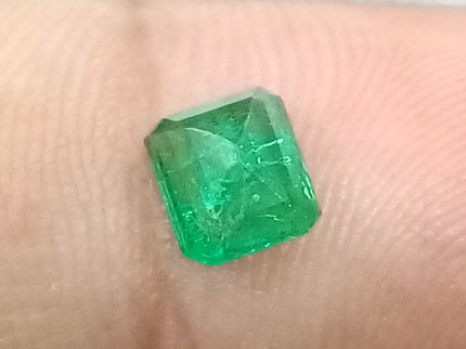 GSI Certified 0.93 AAA Green Emerald, Natural earth mined Gemstone