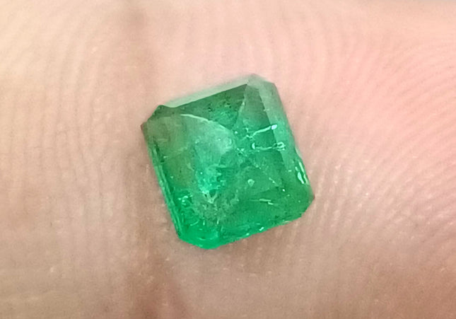 GSI Certified 0.93 AAA Green Emerald, Natural earth mined Gemstone