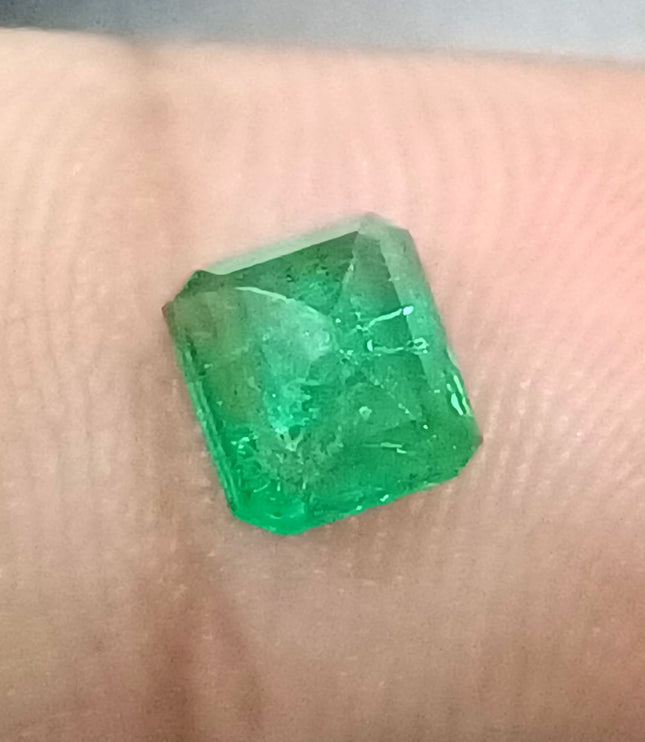 GSI Certified 0.93 AAA Green Emerald, Natural earth mined Gemstone