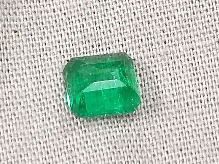 GSI Certified 0.93 AAA Green Emerald, Natural earth mined Gemstone