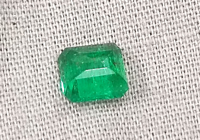 GSI Certified 0.93 AAA Green Emerald, Natural earth mined Gemstone