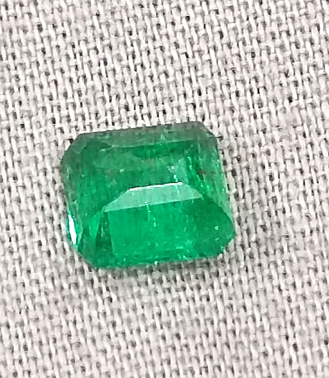 GSI Certified 0.93 AAA Green Emerald, Natural earth mined Gemstone